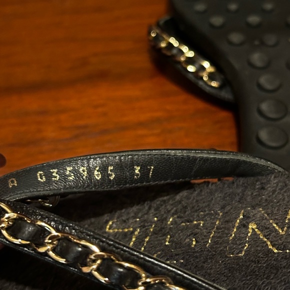 Chanel
2021 Interlocking CC Logo Flip Flops - Picture 4 of 4